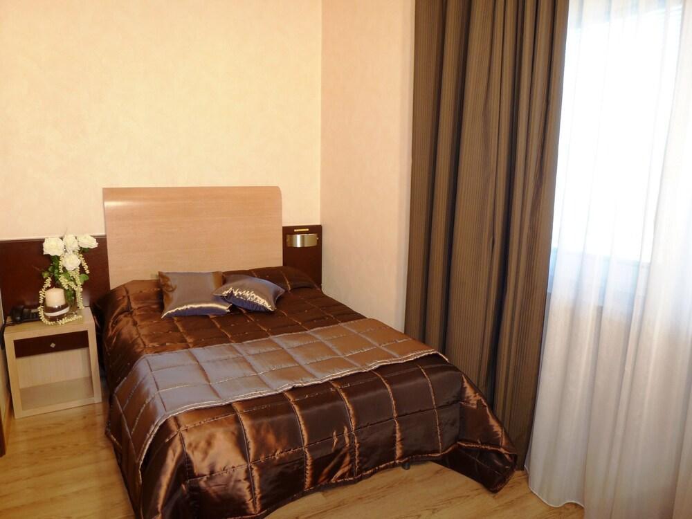 Eh Rome Airport Euro House Hotels Fiumicino Bagian luar foto