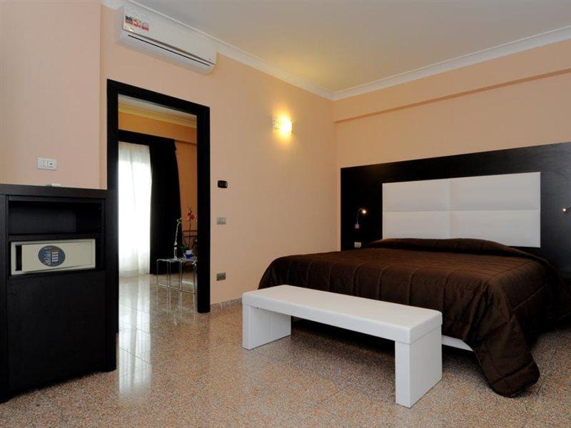 Eh Rome Airport Euro House Hotels Fiumicino Bagian luar foto