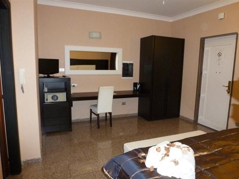 Eh Rome Airport Euro House Hotels Fiumicino Bagian luar foto