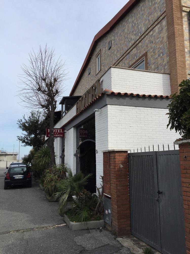 Eh Rome Airport Euro House Hotels Fiumicino Bagian luar foto
