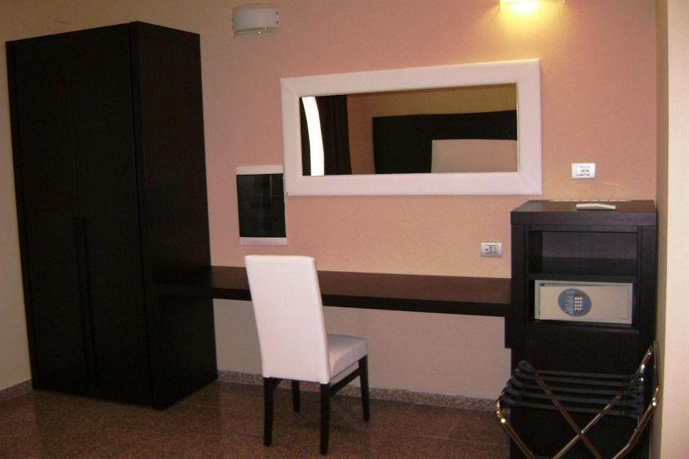 Eh Rome Airport Euro House Hotels Fiumicino Bagian luar foto
