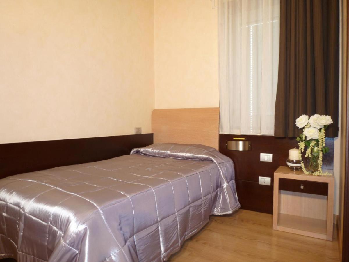 Eh Rome Airport Euro House Hotels Fiumicino Bagian luar foto