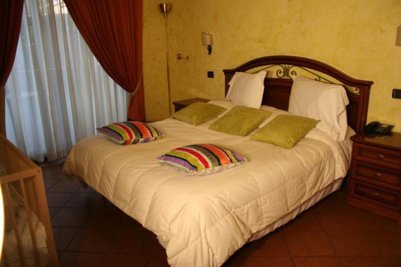 Eh Rome Airport Euro House Hotels Fiumicino Bagian luar foto